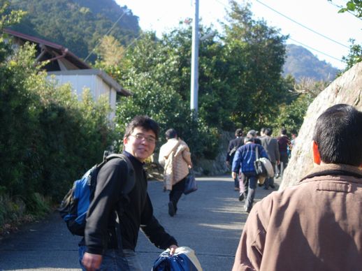 会場に行く坂道